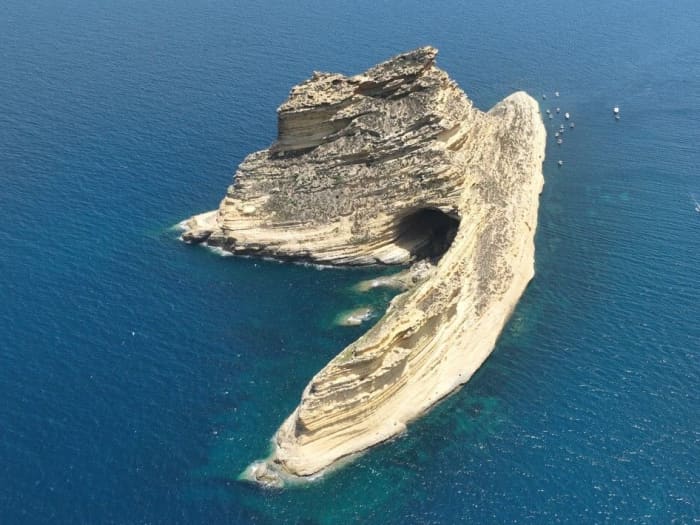 Between Hidden Coves and Turquoise Waters: Manga, Fartas & Kannasira