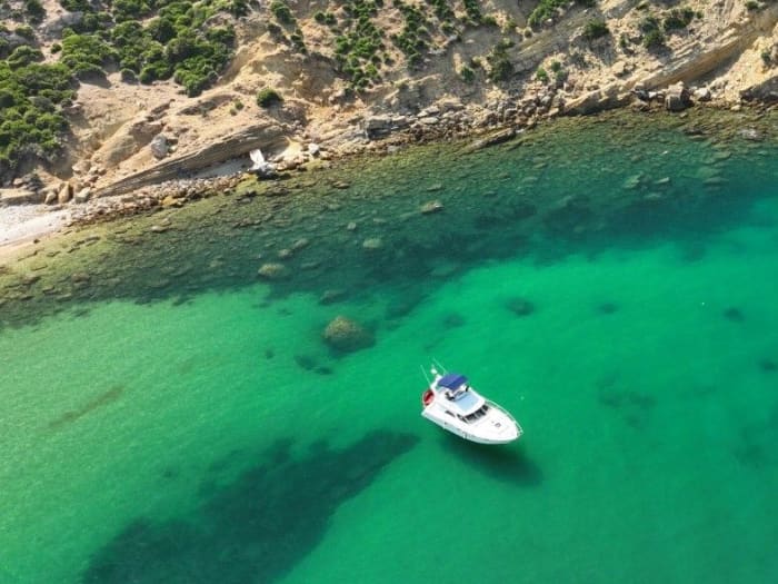 Between Hidden Coves and Turquoise Waters: Manga, Fartas & Kannasira