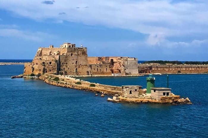 Brindisi vom Meer aus – Bootstour & Badestopp