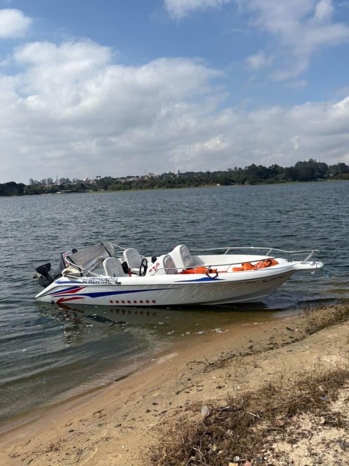 Un día tranquilo en el lago Mogi das Cruzes.