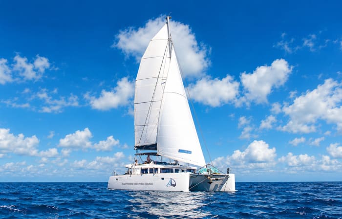Naviguez une journée complète à Santorin sur un catamaran flambant neuf