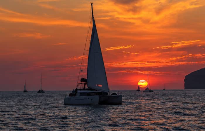 Coucher de soleil à Santorin sur un nouveau catamaran privé