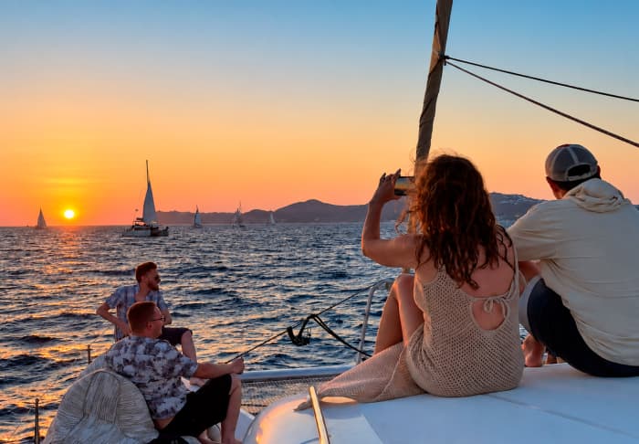 Coucher de soleil à Santorin sur un nouveau catamaran privé