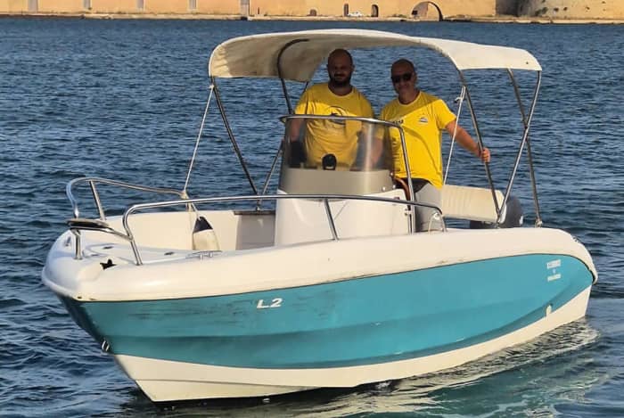 Tagesausflug mit dem Motorboot ab Brindisi · Rote Krabbe, Insel Risorgimento und Punta Penne (L5)