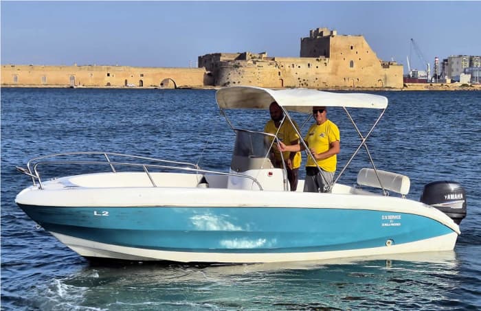 Tagesausflug mit dem Motorboot ab Brindisi · Rote Krabbe, Insel Risorgimento und Punta Penne (L5)