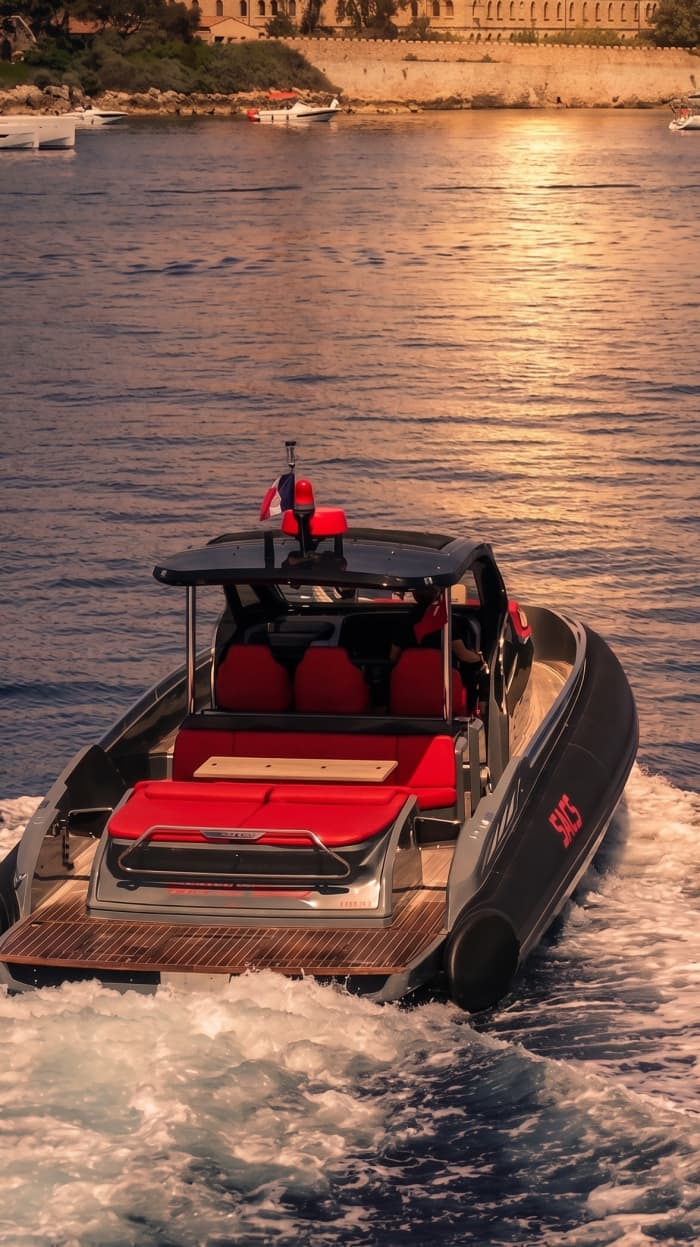Escursione in barca al tramonto lungo la Costa Azzurra con partenza da Beaulieu-sur-Mer.