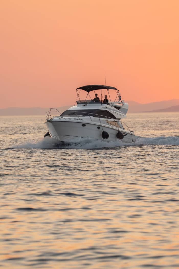 Lancha motora Fairline Phantom 40 de 740 CV – Navegando desde Makarska
