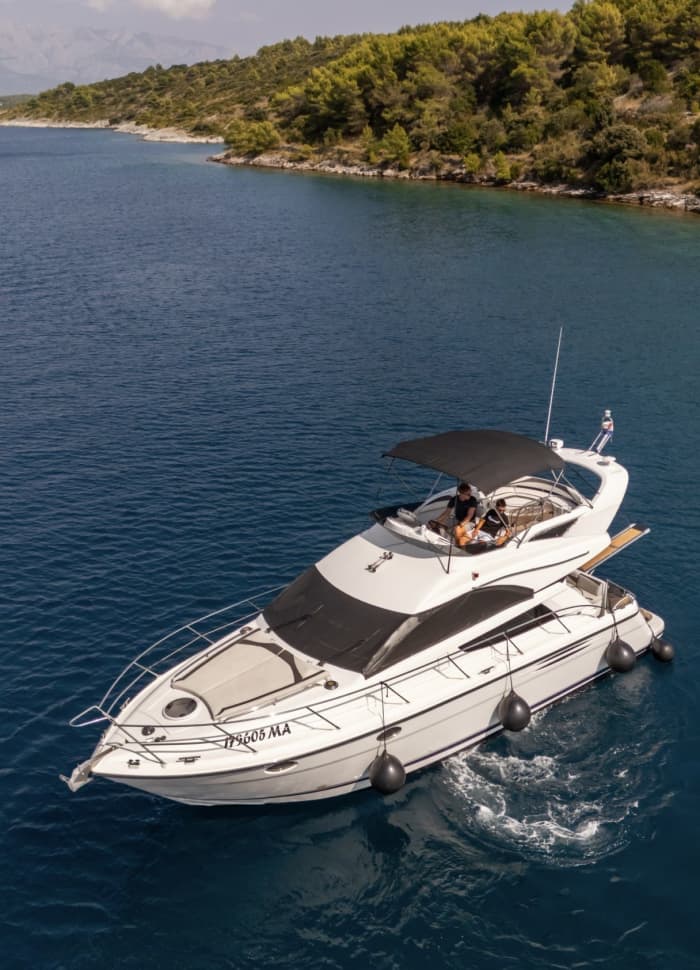 Lancha motora Fairline Phantom 40 de 740 CV – Navegando desde Makarska