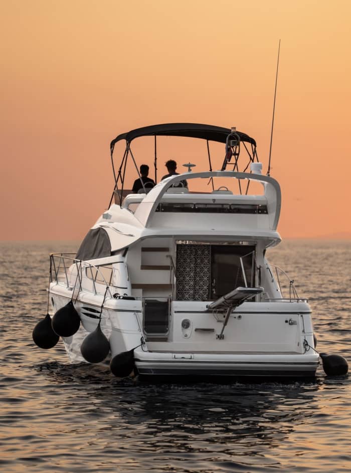 Lancha motora Fairline Phantom 40 de 740 CV – Navegando desde Makarska