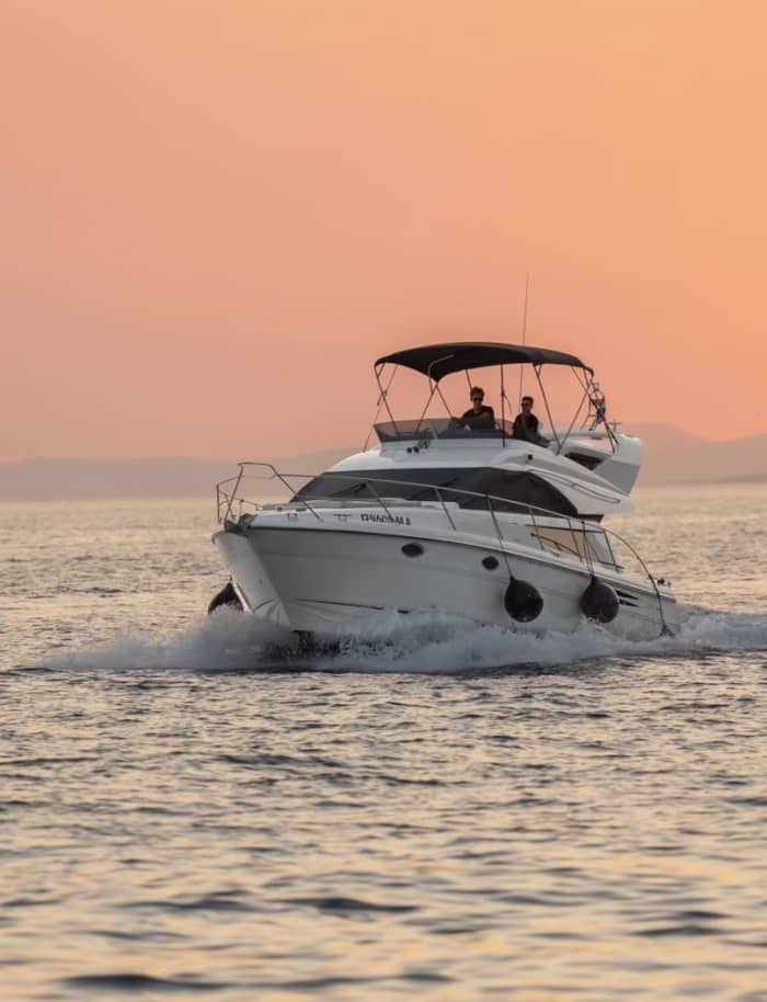Lancha motora Fairline Phantom 40 de 740 CV – Navegando desde Makarska