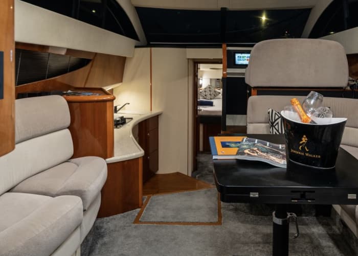 Lancha motora Fairline Phantom 40 de 740 CV – Navegando desde Makarska