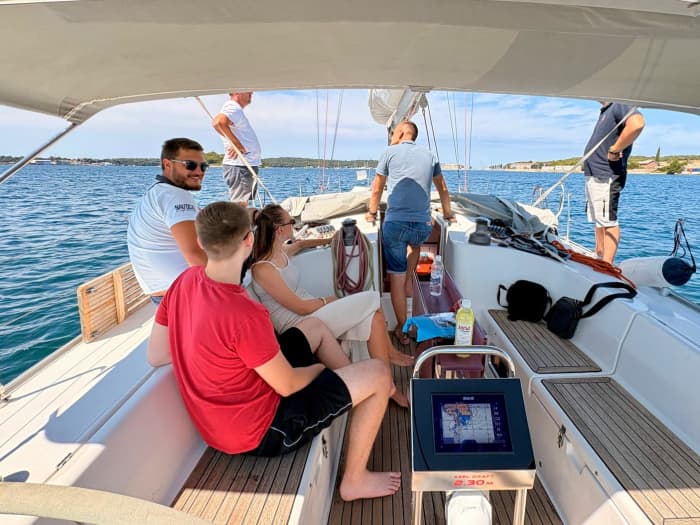 Pula: Private Sailing Tour with Tapas, Drinks and Swim Stops
