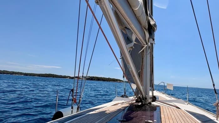 Pula: Private Sailing Tour with Tapas, Drinks and Swim Stops