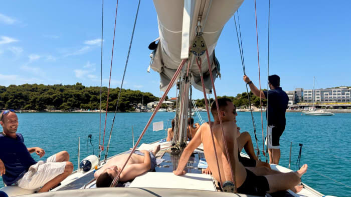 Pula: Private Sailing Tour with Tapas, Drinks and Swim Stops