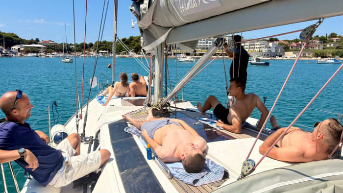 Pula: Private Sailing Tour with Tapas, Drinks and Swim Stops
