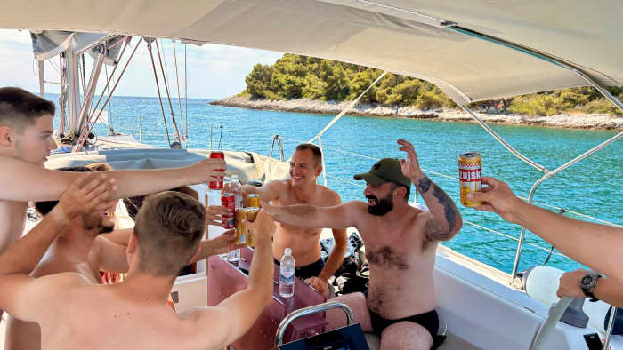 Pula: Private Sailing Tour with Tapas, Drinks and Swim Stops