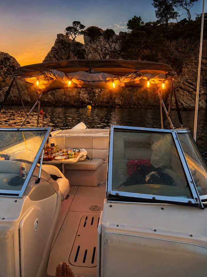 2 hours of sea, coves and turquoise waters