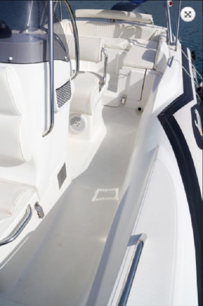Enjoy 9h on a motorboat to explore Duće