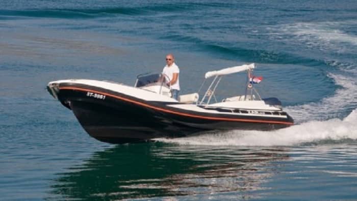 Enjoy 9h on a motorboat to explore Duće