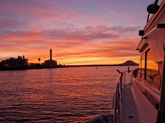 Une croisière sur mesure à La Manga : une journée magique à bord d'un yacht à moteur