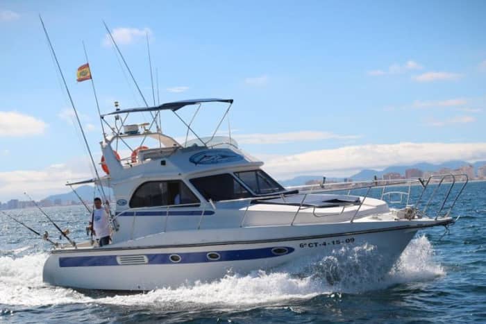 Une croisière sur mesure à La Manga : une journée magique à bord d'un yacht à moteur