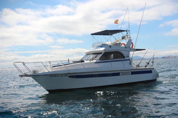 Une croisière sur mesure à La Manga : une journée magique à bord d'un yacht à moteur