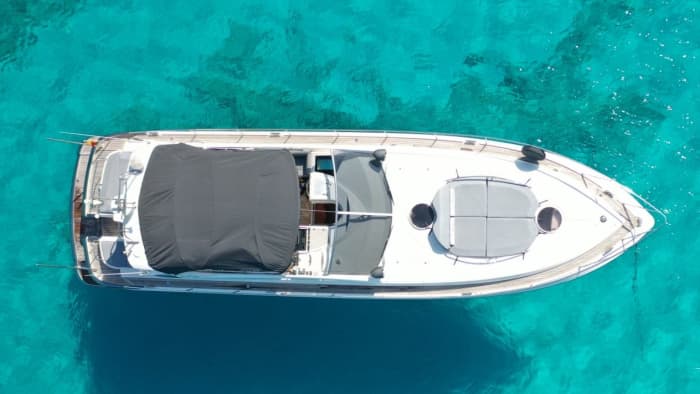 Luxusyacht in Menorca – Kristallklares Meer und versteckte Buchten