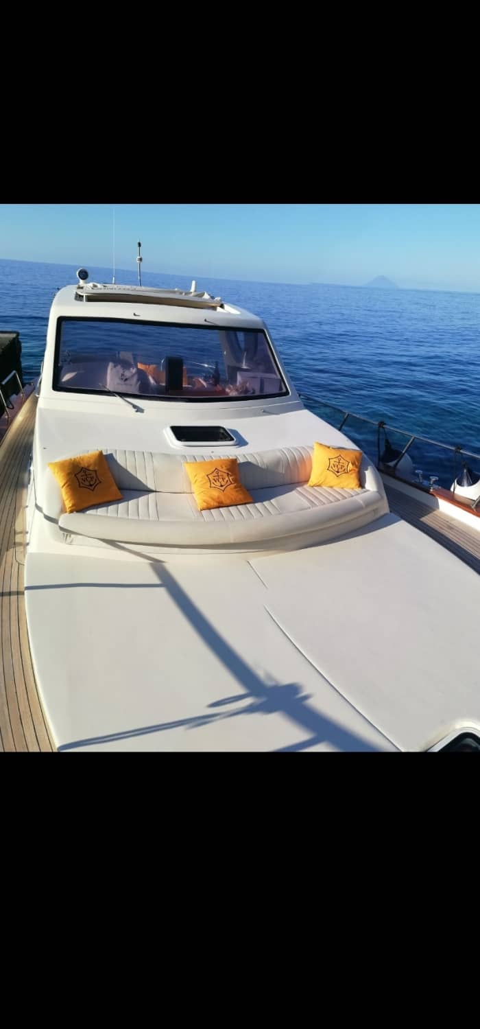 Jouw dag op de Eolische Eilanden: Huur een motorboot voor een dag vol ontdekkingen.