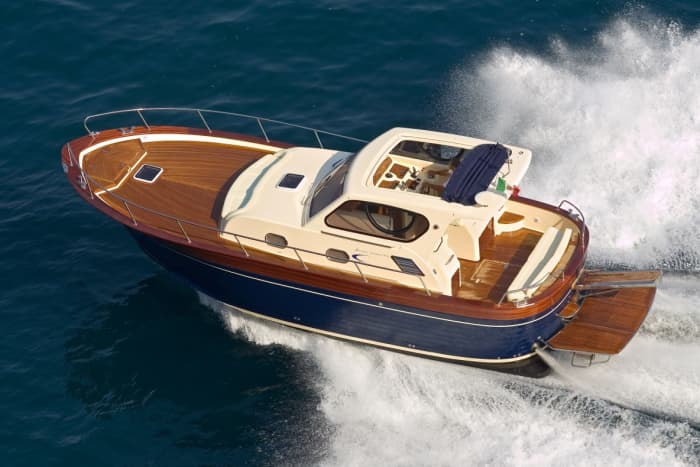 Jouw dag op de Eolische Eilanden: Huur een motorboot voor een dag vol ontdekkingen.