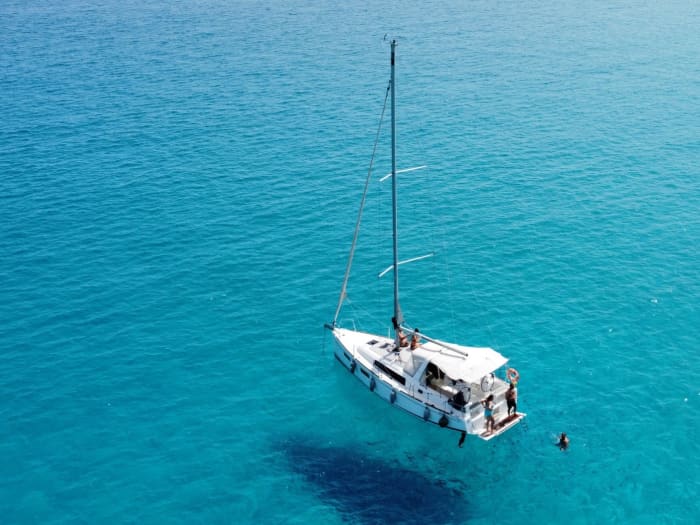 Scopri Favignana con un'escursione in barca a vela di un'intera giornata.