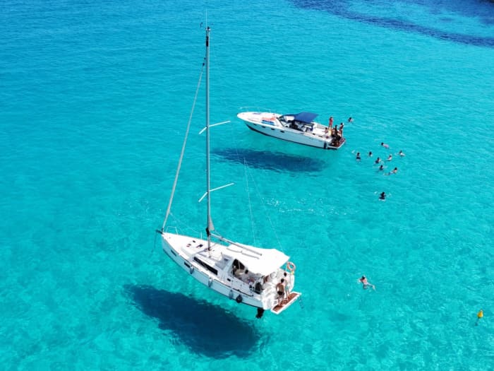 Scopri Favignana con un'escursione in barca a vela di un'intera giornata.