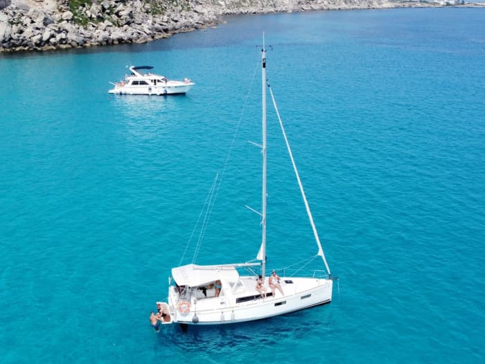 Scopri Favignana con un'escursione in barca a vela di un'intera giornata.