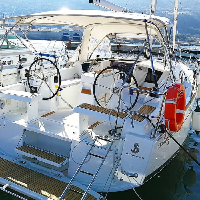 Scopri Favignana con un'escursione in barca a vela di un'intera giornata.