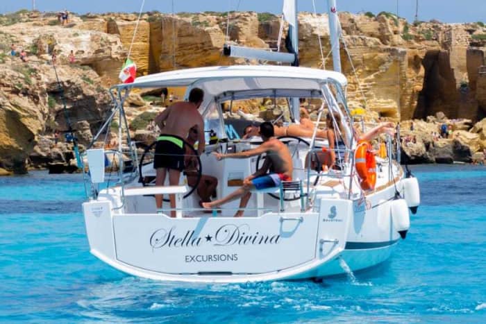 Scopri Favignana con un'escursione in barca a vela di un'intera giornata.