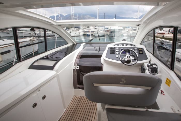 Détendez-vous sur un bateau à moteur à Coti-Chiavari pendant 3h45.