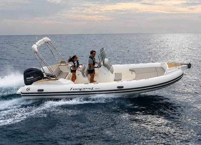 Brisa e Adrenalina: Uma Excursão Sofisticada de Meio Dia no Mediterrâneo