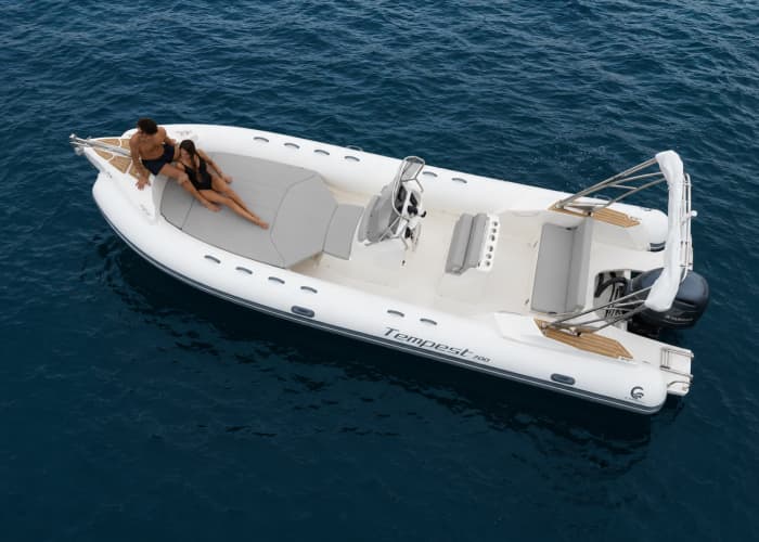 Brisa e Adrenalina: Uma Excursão Sofisticada de Meio Dia no Mediterrâneo