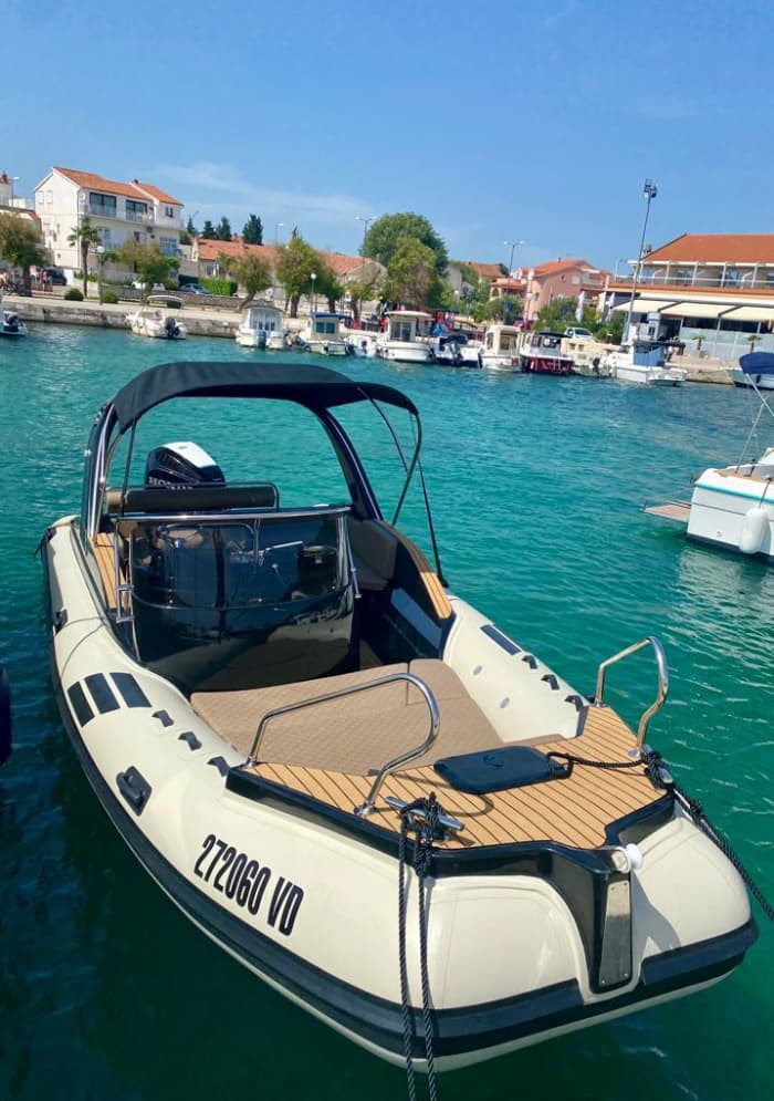 Ontdek Bol tijdens een dagtocht op een motorboot.