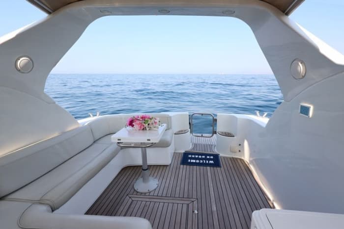 Une journée autour de Capri : Profitez de 9 heures de découverte en bateau à moteur