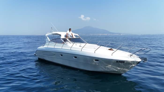 Une journée autour de Capri : Profitez de 9 heures de découverte en bateau à moteur