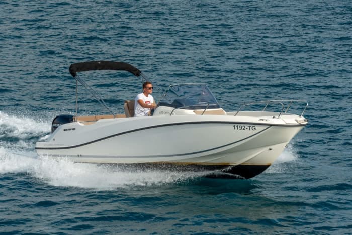 Entdecken Sie Splits Küste: Ein kompletter Tagesausflug an Bord eines Motorboots