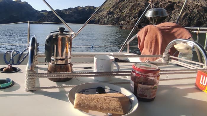 ⛵ Escape Day: sailing on a 12m sailboat in the bay, swimming 🐬