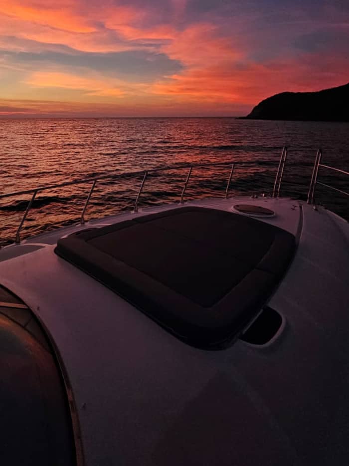Aperitief op een boot bij zonsondergang