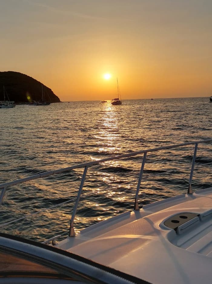 Aperitief op een boot bij zonsondergang