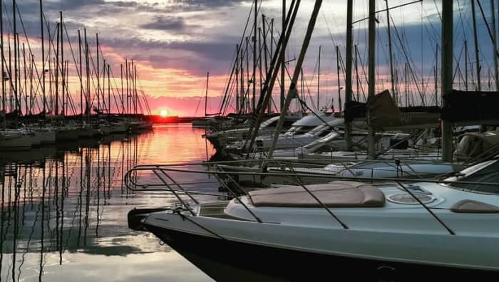 Genießen Sie 8 Stunden und 30 Minuten auf einem Motorboot, um San Vincenzo zu erkunden.