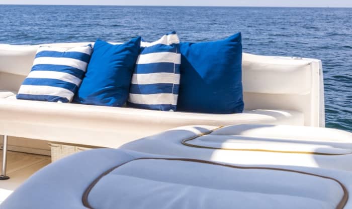 Spend 3h30 on the water in Marbella with sun and clear waters