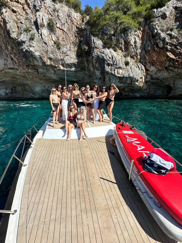 ¡Salud por el novio!: El mejor paseo en barco para una despedida de soltero