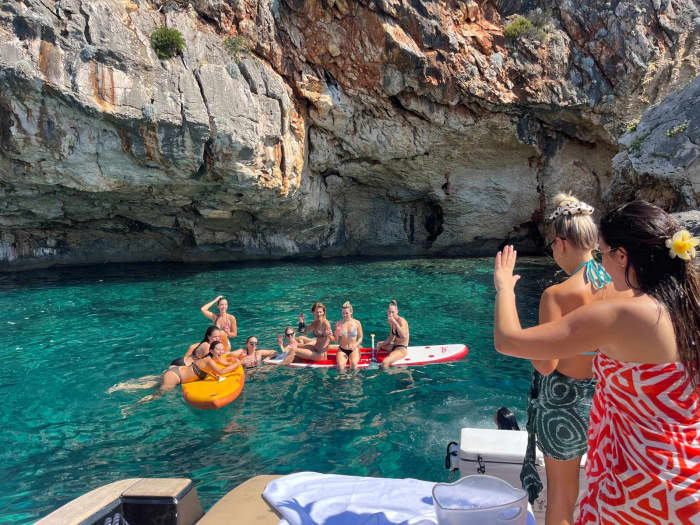 ¡Salud por el novio!: El mejor paseo en barco para una despedida de soltero