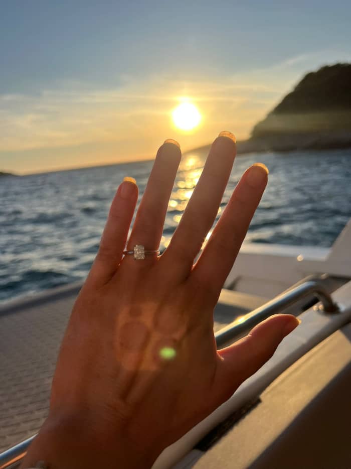 Serenidad en la hora dorada: Paseo privado en barco al atardecer por la costa de Hvar