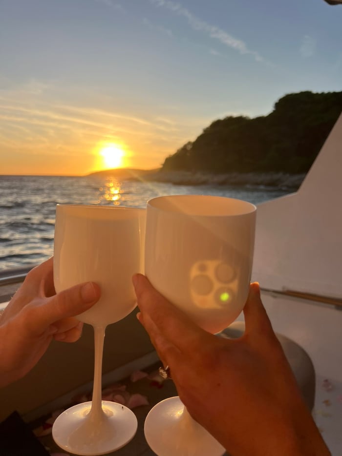 Serenidad en la hora dorada: Paseo privado en barco al atardecer por la costa de Hvar